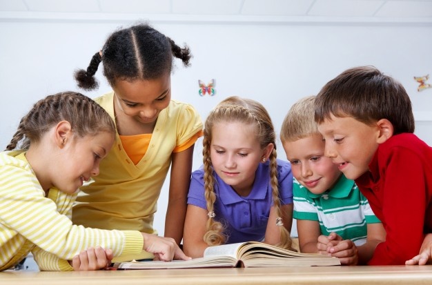 colegiales leyendo biblioteca 1098 4048